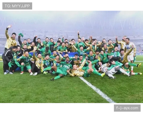 中超足协杯冠军荣耀揭晓，球队强势表现引爆球迷欢庆热潮