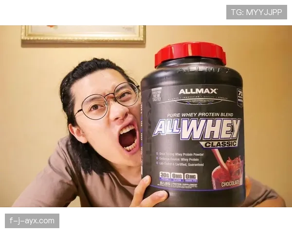 张博恒家冰箱里塞满蛋白粉，连饮料都是自己称重兑的