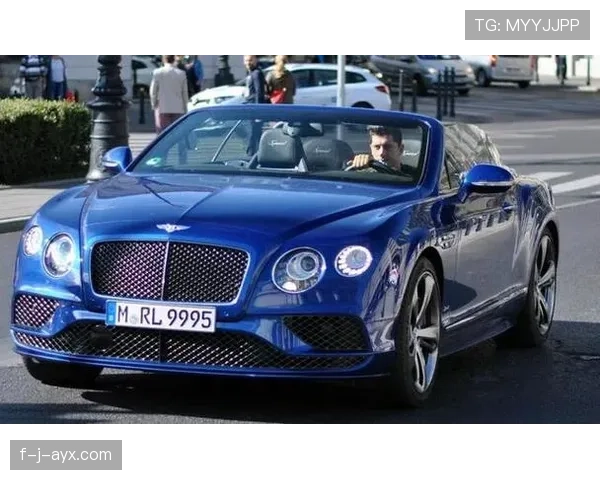 莱万今晚又换豪车了，这生活和我们差几条命啊？